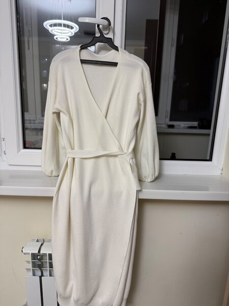 Красивое белое платье на папах. Состояние отличное. Покупала