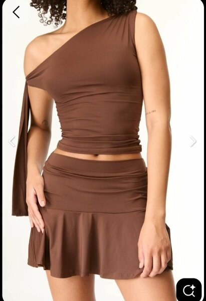 Ensemble top et jupe asymétrique