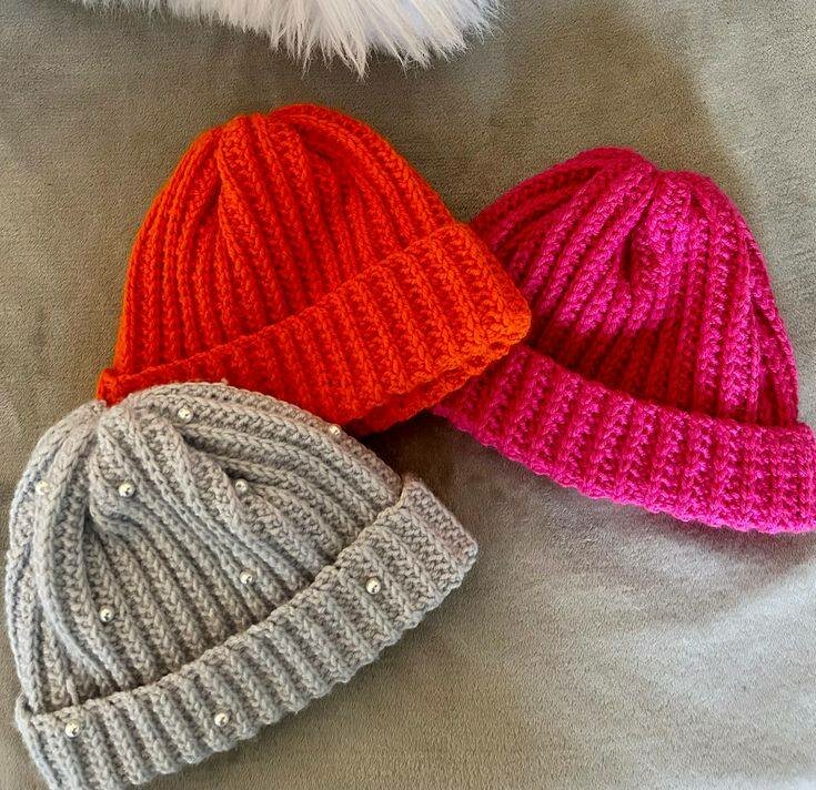 Bonnets en tricot colorés