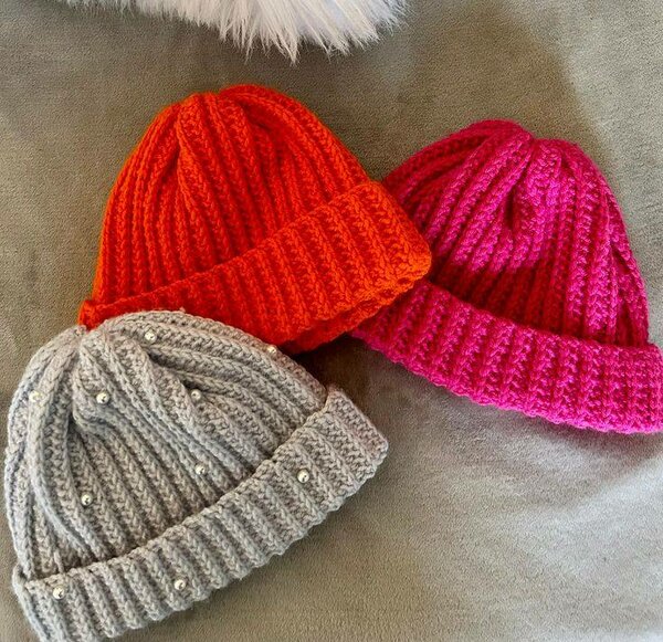 Bonnets en tricot colorés