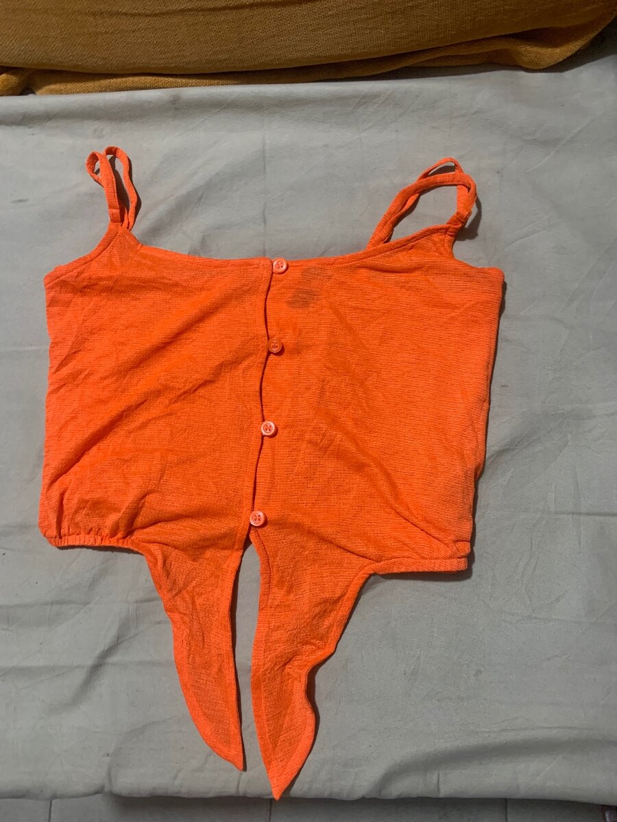 Hauts courts élégants femme