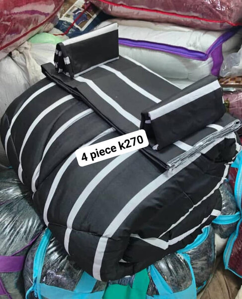 1 Duvet ,2 pillow cases and 1 flat sheet black+white