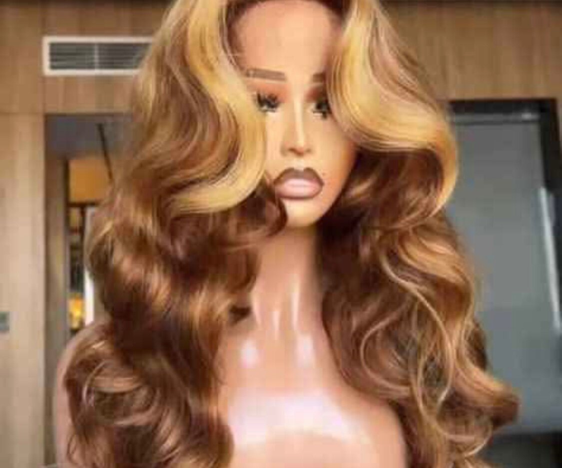 Perruque en dentelle ondulée