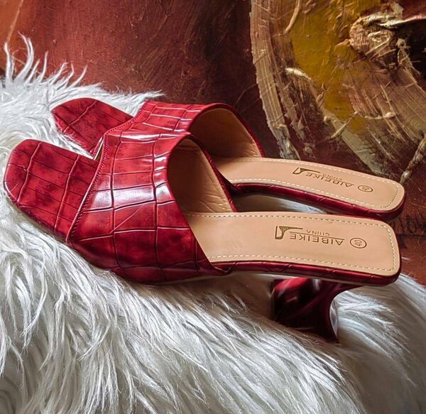 Mules rouges en cuir texturé