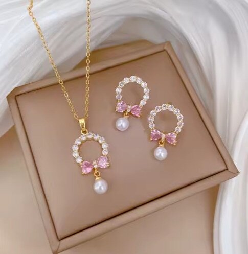 Boucles doreilles et chaînes