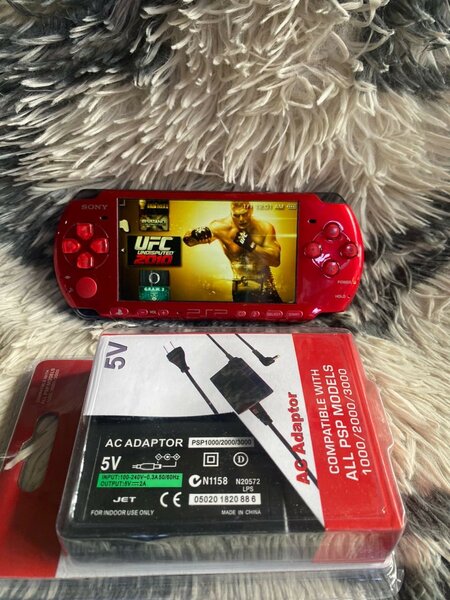 PSP de couleur rouge avec 60