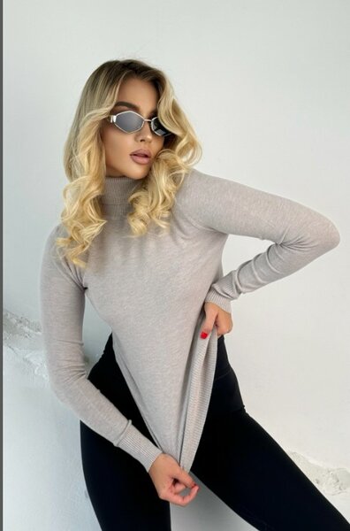 Красивая женская водолазка