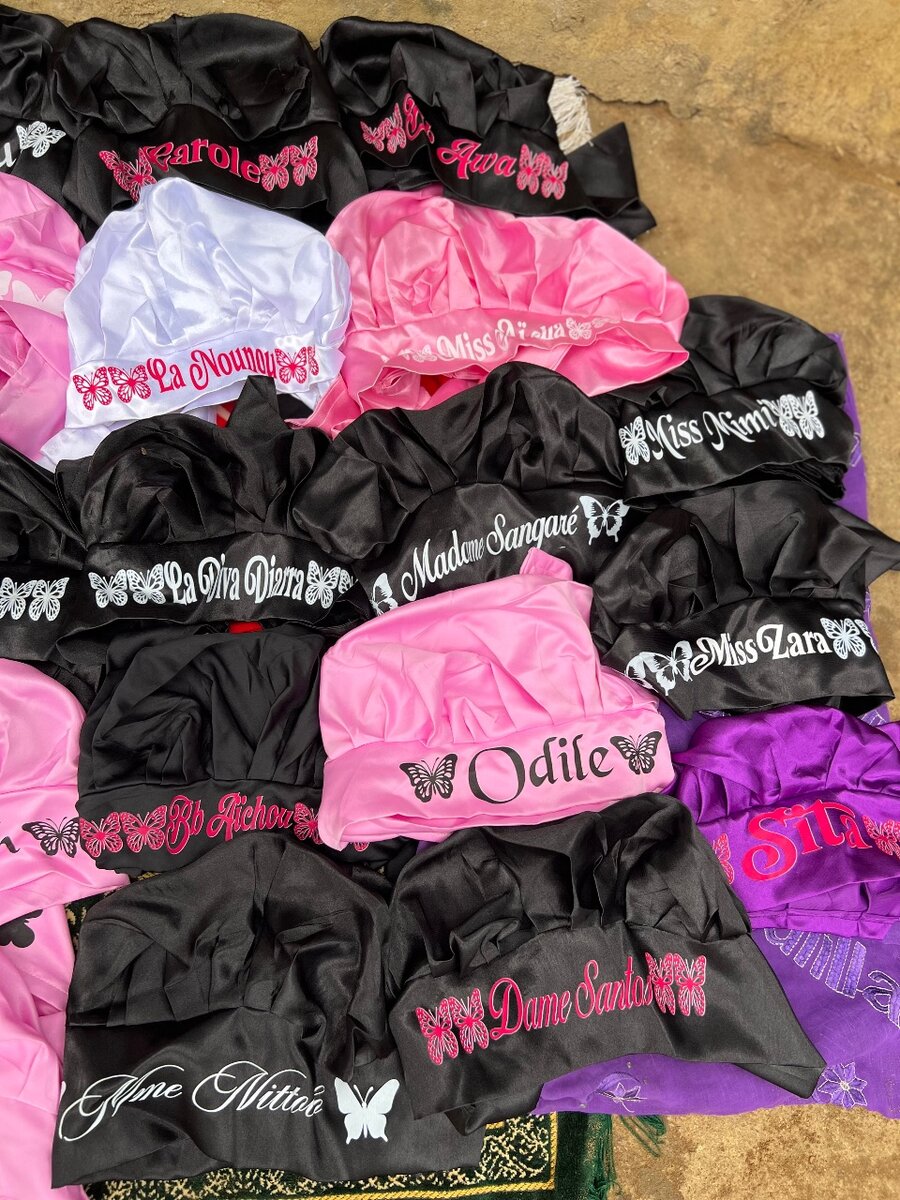 Bonnets en satin personnalisés