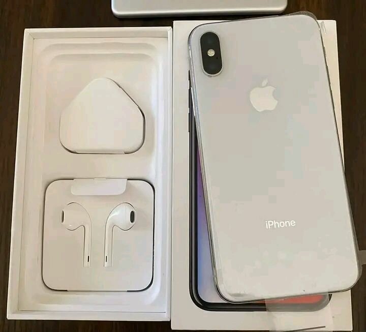 iPhone avec accessoires complets