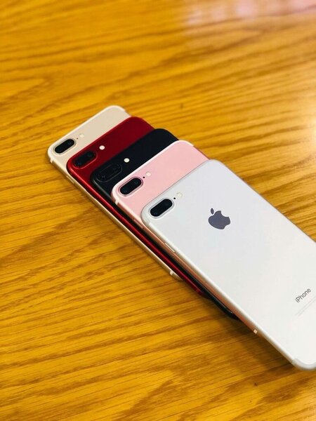 iPhones en différentes couleurs