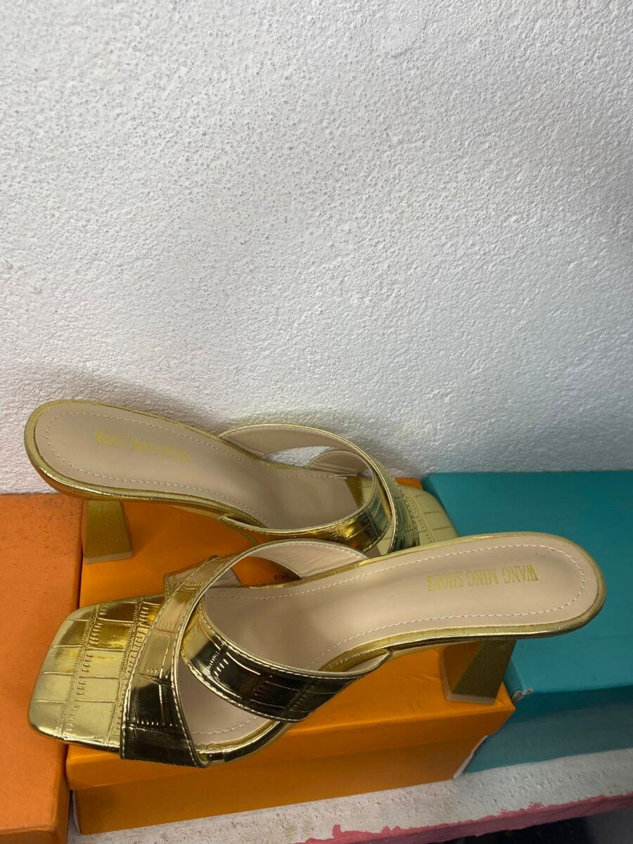 Sandales dorées à talons élégantes