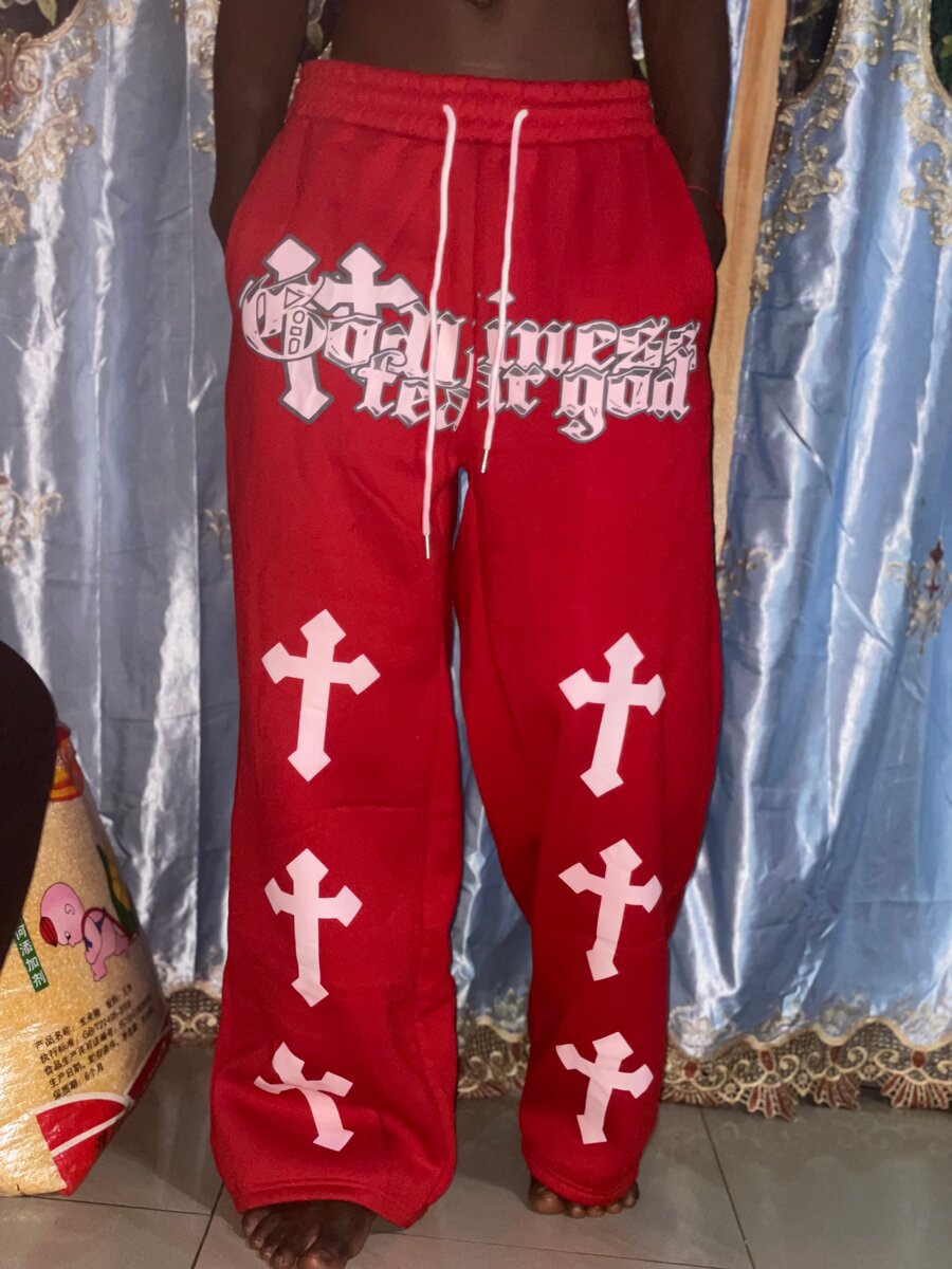 Pantalon rouge à croix stylées