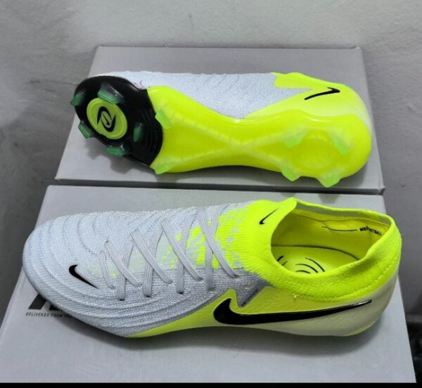 Nike Mercurial et adidas