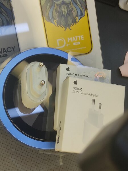 Для Айфона адаптер и кабель в оригинале в тестер всё провере