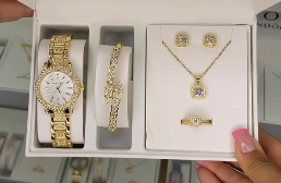 Комплект с наручными часами для женщин