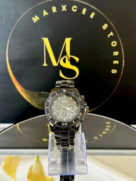 Women's wristwatch with metal bracelet