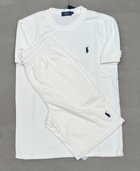 Ensemble de t-shirts et shorts