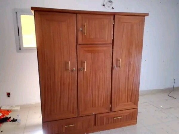 Armoire en bois robuste