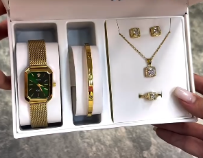 Комплект с наручными часами для женщин