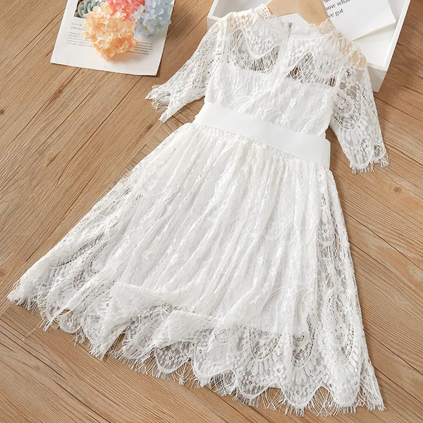 Robe en dentelle pour petite fille