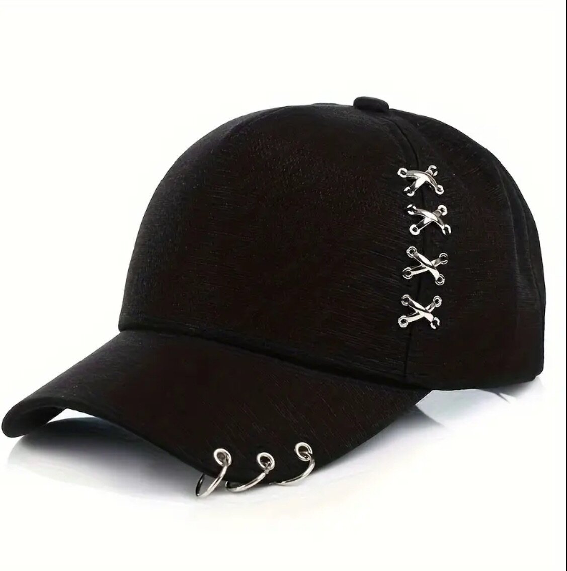 Casquette noire avec anneaux