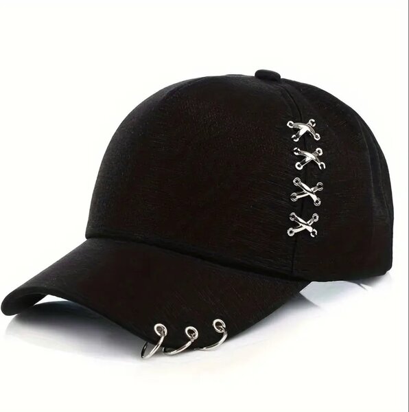 Casquette noire avec anneaux
