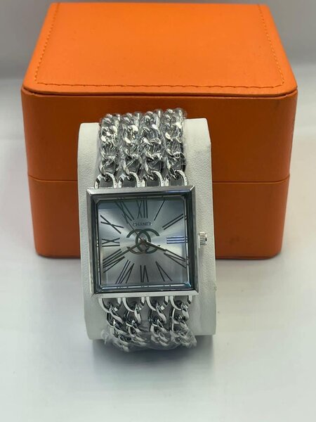 montres carré avec des chaînes