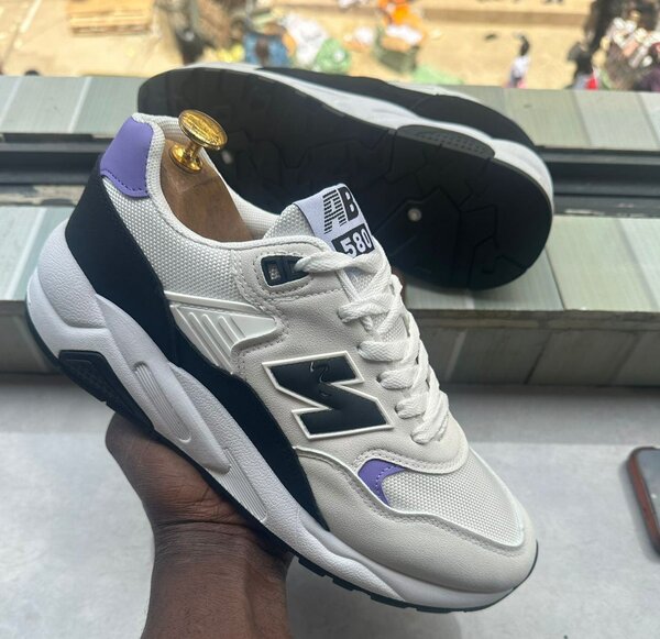 Baskets blanches et noires