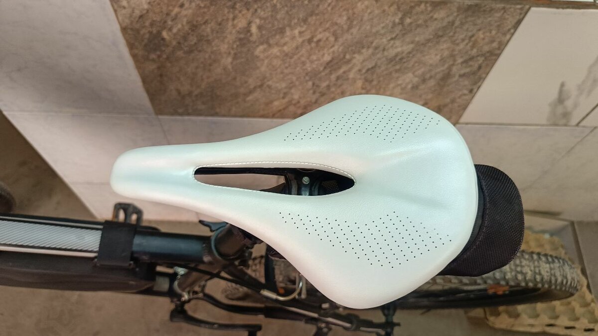 Карбоновое седло Elite One. Вес 160гр. 270х155 размер