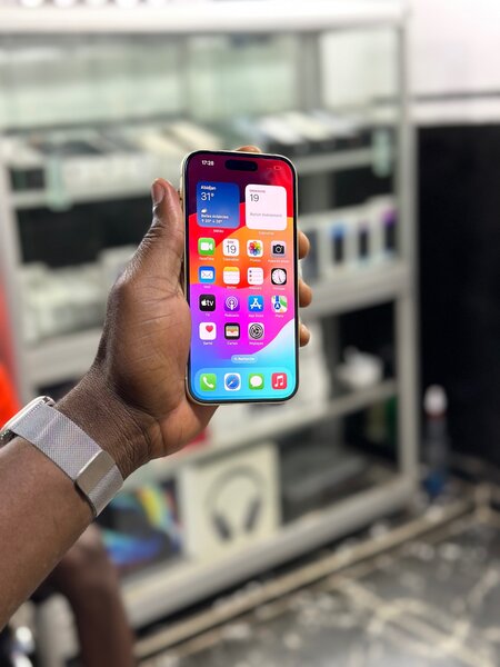 iPhone 15 simple 128Go CE avec carton tout es d’origine