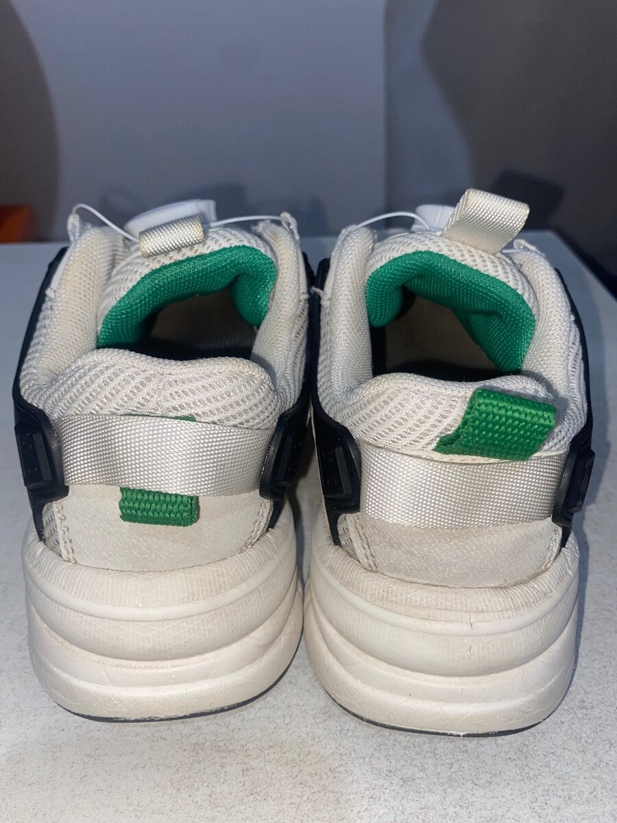 белые спортивные кроссовки