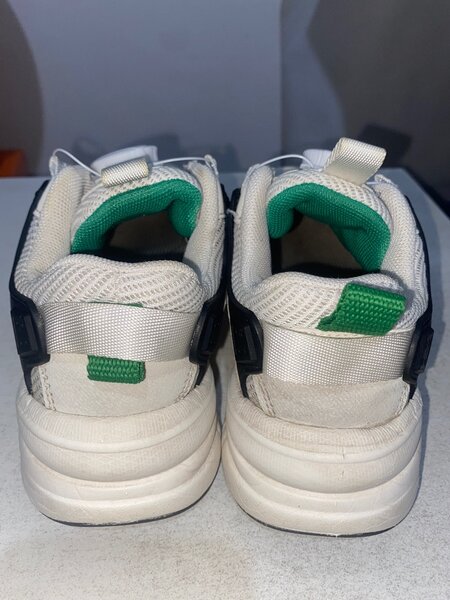 белые спортивные кроссовки