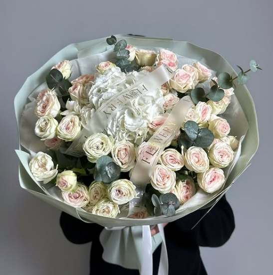 Идеальное сочетание 😍 спрей роз с гортензией 🤍