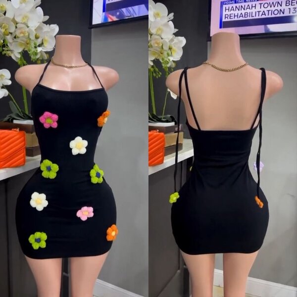 Robe noire à fleurs colorées
