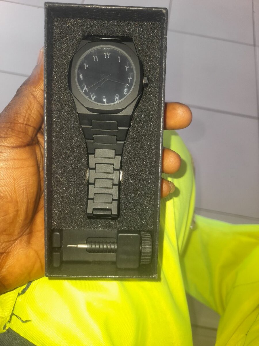 Montre bracelet noir élégante