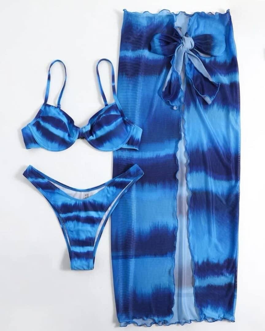 Bikini bleu avec paréo tendance