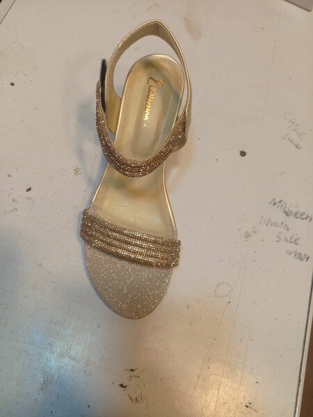 Heel shoes