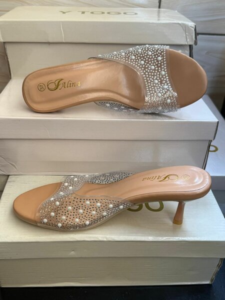 Mules à talons ornés strass