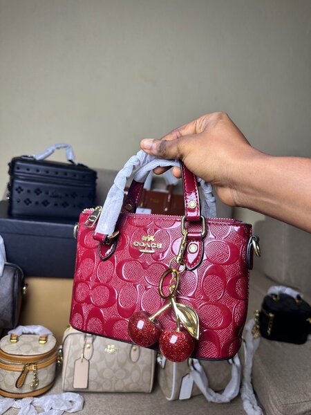 Sac coach rouge avec cerise