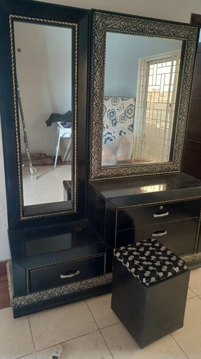 Dressing table - Tall black dressing table - excellent condi