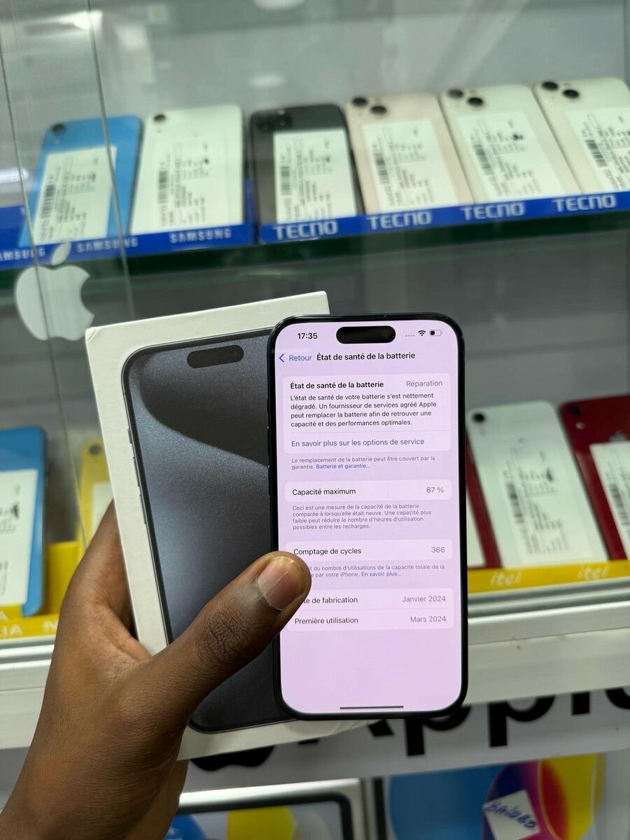 iPhone 15 Pro 128go quasi neuf avec son carton