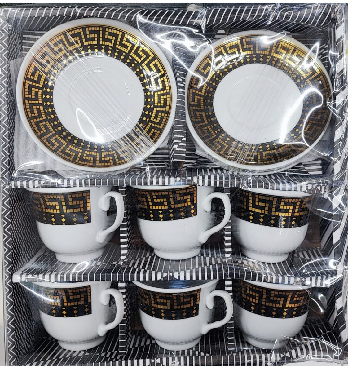 Ensemble de tasses à café dorées