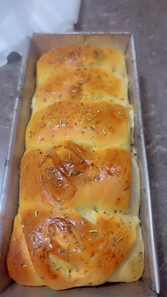 Pain aux herbes fraîches