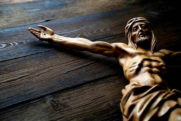 Statue en bois de Jésus