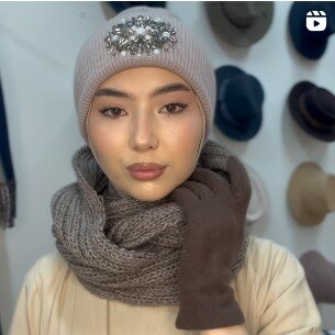 Красивая женская шапка.