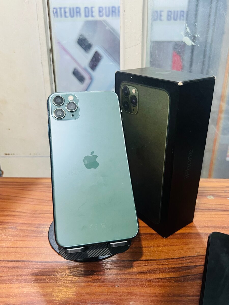 iPhone 11 Pro Max 64gb avec carton