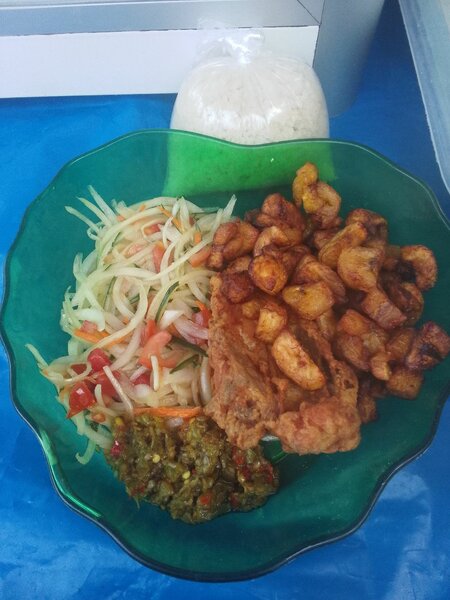 Assiette de poulet frit et légumes