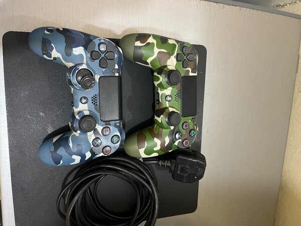 PS4 2 CONTROLLERS