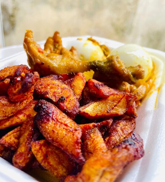 Alloco patte de poulet et oeuf