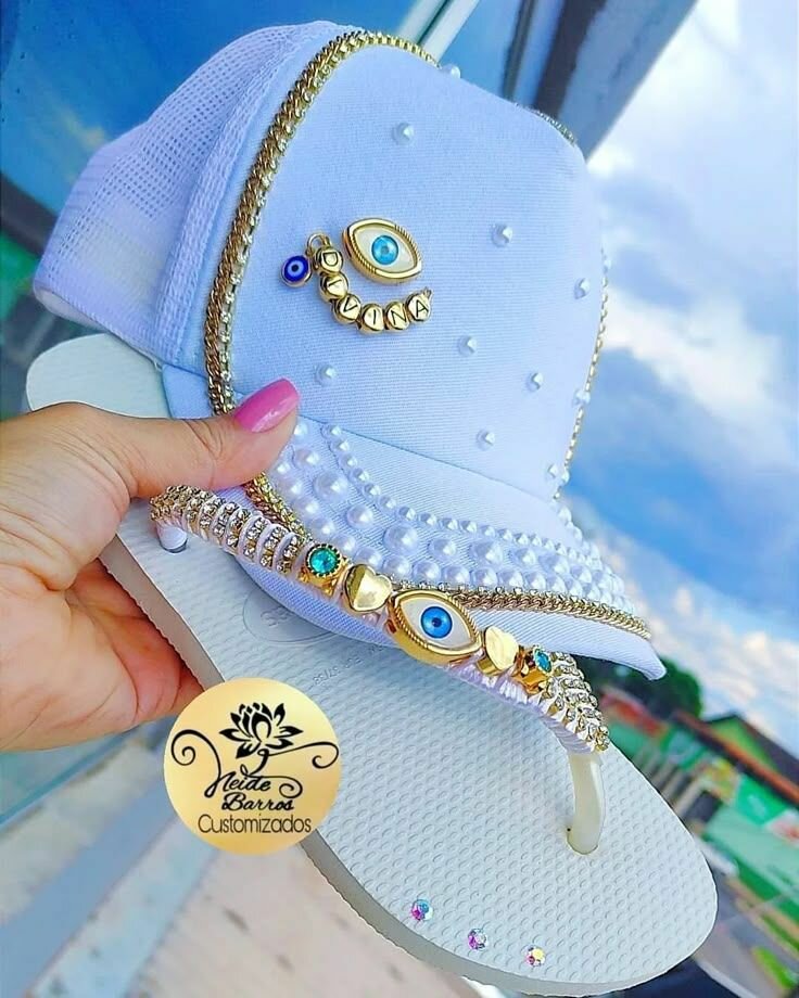 Casquette et sandales personnalisées